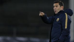 David Patiño da indicaciones en un encuentro de Pumas 