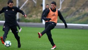 Héctor Moreno remata un balón durante un entrenamiento 