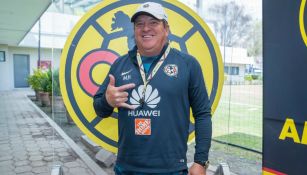 Miguel Herrera posa para la foto