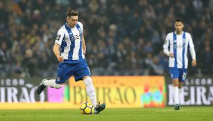 Héctor Herrera conduce el esférico en un jugo con el Porto