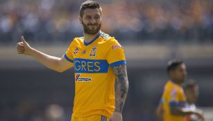 Gignac saluda en el partido contra Pumas en CU