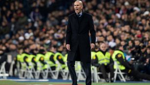 Zinedine Zidane dirige a sus pupilos en el juego contra Real Sociedad