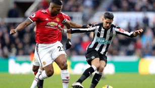 Valencia y Pérez pelean el esférico en Saint James Park 