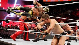 Rey Mysterio le aplica un '619' a The Miz