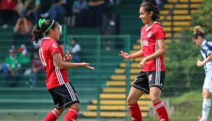 Jugadoras de Atlas festejan un gol contra Monterrey 