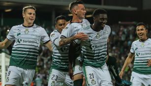 Djaniny Tavares festeja con sus compañeros