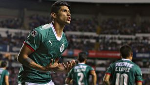 Pulido festeja uno de sus goles contra Querétaro 