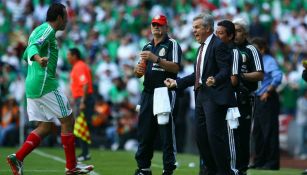 Cuauhtémoc Blanco y Javier Aguirre celebran anotación en el Estadio Azteca 