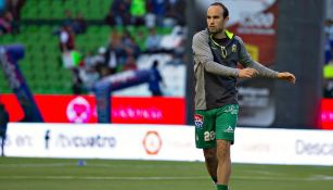 Donovan realiza ejercicios de calentamiento previo a un partido de León 