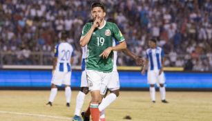 Peralta celebra una anotación con la Selección 