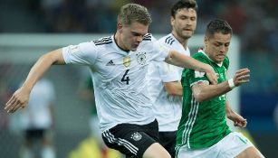 Ginter pelea un balón contra CH14 en la Confederaciones