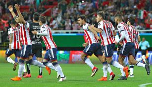 Jugadores de Chivas celebran un gol contra Pachuca