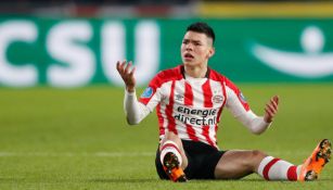 Chucky Lozano se queja con el árbitro por una falta