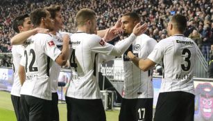 Jugadores de Frankfurt festejan luego de anotar frente a Leipzig