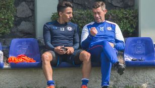 Ángel Mena platica con Caixinha en entrenamiento de Cruz Azul 