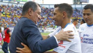  Enrique Meza y Christian Giménez se saludan previo a un juego en 2016