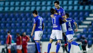 Jugadores de Cruz Azul festejan el gol