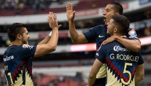 Jugadores de América celebran un gol en un juego