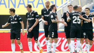Jugadores del Sevilla celebran una anotación en La Liga 