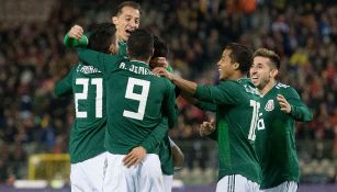 Jugadores de México celebran un gol en un amistoso