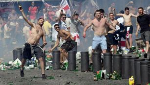 Hooligans lanzan objetos durante un enfrentamiento en la Euro 2016 