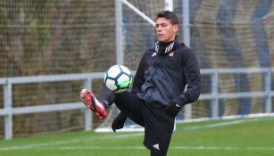 Héctor Moreno domina el balón en un entrenamiento de la Real