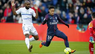 Neymar al momento de rematar en un partido del PSG 