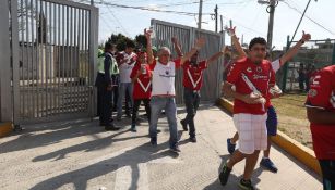 Aficionados de Tiburones ingresan al estadio de Lobos BUAP