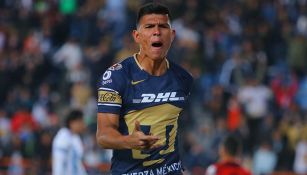Jesús Gallardo celebra un gol con Pumas