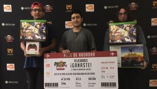 MikeSaftig (centro) presume su premio tras quedarse con el primer lugar de la DBFZ Mexico Cup