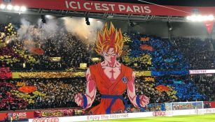 Hinchas del PSG mostrando el mosaico con la imagen de Goku