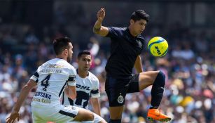 Alan Pulido controla el balón en el juego contra Pumas