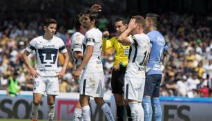 Jugadores de Pumas reclaman al silbante en el juego contra Chivas 