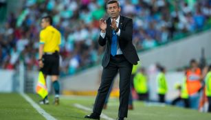 Caixinha alienta a La Máquina en el encuentro contra Santos