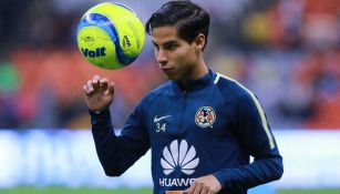 Diego Lainez, durante un entrenamiento con América