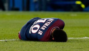 Neymar se lamenta tras su lesión frente al Marsella