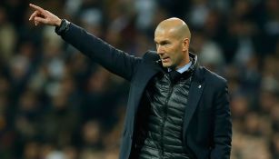 Zidane da indicaciones en un partido del Madrid