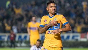 Javier Aquino celebra un gol con la afición de Tigres