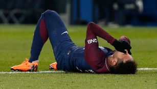 Naymar llora en el terreno de juego tras su lesión