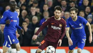 Messi busca el balón entre dos defensas del Chelsea en Champions League 