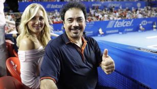 Hugo Sánchez, junto a su esposa en el AMT