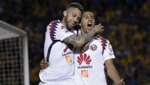 Ménez y Cecilio Domínguez celebran un gol en un juego del América
