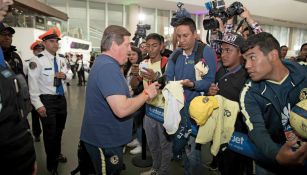 Miguel Herrera atiende a los medios y fans en el AICM