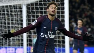 Neymar celebra un anotación con el PSG 