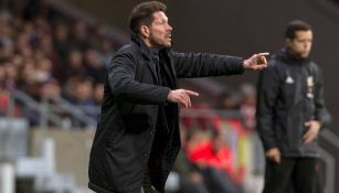 Simeone da instrucciones a sus futbolistas 