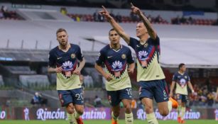 Mateus Uribe festeja un gol con el América 