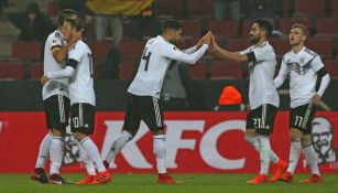 Jugadores de Alemania festejan un gol en un duelo vs Francia