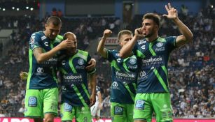 Jugadores de Puebla festejan un gol contra Monterrey