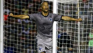 Carlos Sánchez  celebra un gol con Rayados en el C2018