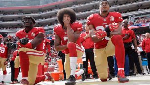 Kaepernick se arrodilla durante el himno de EU, en su paso con los 49ers